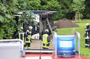 FW-E: Sattelkipper stürzt beim Entladen auf Friedhof um - Fahrer leicht verletzt