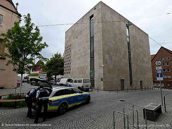 Neonazis posieren am Jahrestag des Anschlags vor Ulmer Synagoge