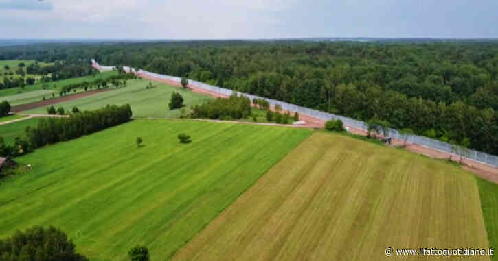 Polonia, il video dell’imponente muro anti-migranti al confine con la Bielorussia: costruiti 135 chilometri