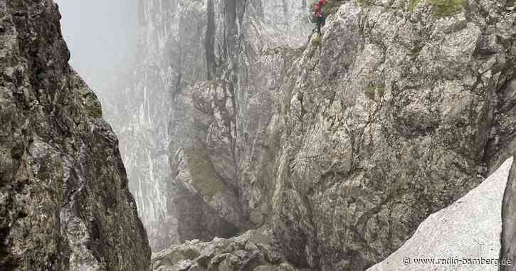 Deutscher Kletterer in Tirol unter Steinbrocken begraben