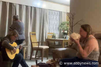 B.C. musician toots conch shell on Canada’s Got Talent; gets Howie Mandel’s support