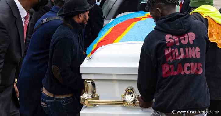 Weißer Polizeibeamter nach Tötung eines Schwarzen angeklagt