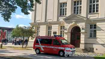 Schule in Neustrelitz nach Chemie-Experiment evakuiert - Nordkurier