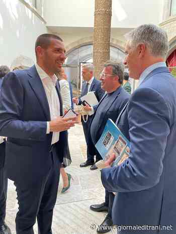 Ieri a Trani l'amministratore delegato di Unicredit: donato il libro di Rino Mennea edito da Radio Bombo - Radio Bombo