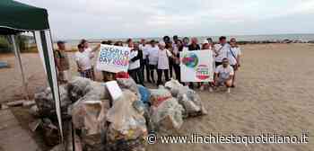 Formia, volontari di Un'Altra Citta' bonificano la "spiaggia dei ciottoli" - L'Inchiesta Quotidiano OnLine