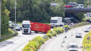 Bonn-Nord: Granulat-Container rutscht von Lastwagen | Regional - BILD