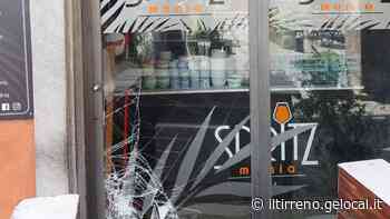 Spacca la vetrina per rubare ma viene subito catturato - Il Tirreno