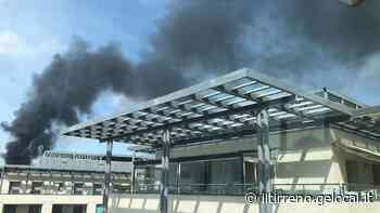 Incendio distrugge baracca e due roulotte - Il Tirreno