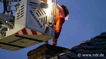 Feuerwehr Celle rettet Kater aus Schornstein - NDR.de