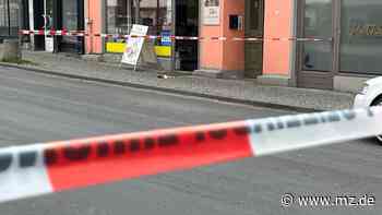 Polizei sperrt Hallesche Straße in Eisleben: Frau mit Messer attackiert - Mitteldeutsche Zeitung
