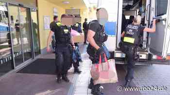 Berliner Polizei geht mit Razzien gegen Drogenhandel vor - Berliner Polizei beschlagnahmt bei Razzia kiloweise Heroin, Kokain und Haschisch - rbb24