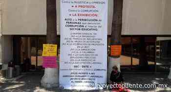 Maestra vuelve a encadenarse; se manifiesta frente a la SEC en Hermosillo; denuncia actos corruptos y persecución - Proyecto Puente