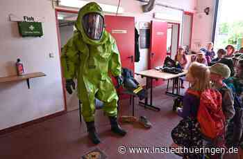 Brandschutzerziehung Floh - Keine Angst vorm Chemikalienanzug-Mann - inSüdthüringen