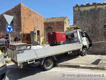 Camion sfonda il muro di un edificio a Floridia: un ferito - Siracusa News
