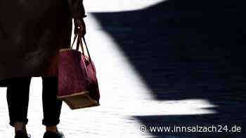 Frau bedrängt und beleidigt körperlich beeinträchtigte Autofahrerin