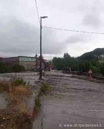 Maltempo, esonda il Fenestrelle sul ponte delle Filande. Foto - Atripalda News