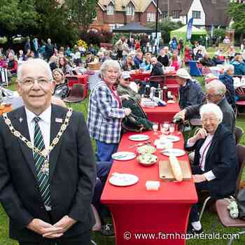 A very big crowd for a big Jubilee lunch at Farnham's Gostrey Meadow | farnhamherald.com - Farnham Herald
