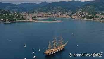 Il passaggio della Vespucci a Rapallo - Prima il Levante
