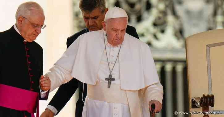Papst verschiebt Afrika-Reise wegen Knieprobleme