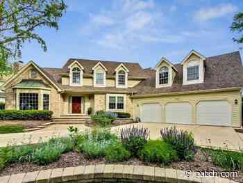 Duel Staircase, Wet Bar, Game Room, Landscaped Yard: Aurora Wow House - Patch
