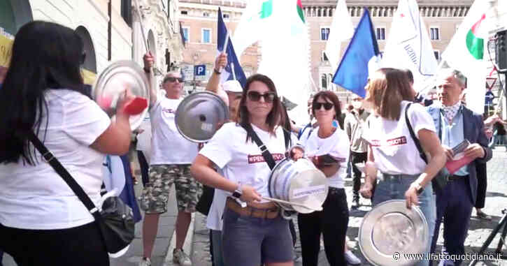 Roma, protesta delle ‘pentole vuote’ contro i rincari: “Inflazione e caro vita insostenibili, il governo intervenga”