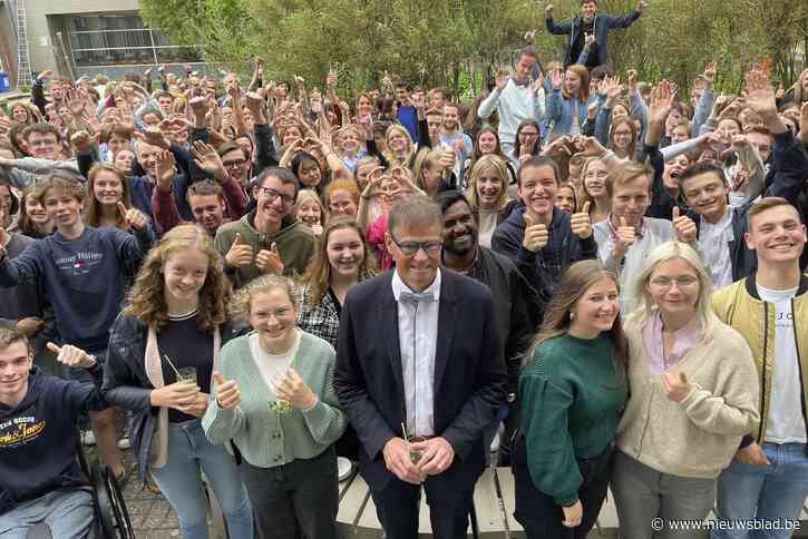Met pensioen vertrekkende directeur Lieven bood niet-taalvakken in andere talen aan, nu doen meer dan 100 Vlaamse scholen het: “Frank Vandenbroucke kwam hier een les volgen”
