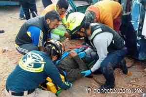 Liberan bomberos a personas prensadas en libramiento Apizaco-Huamantla - Gentetlx