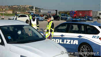 I migranti nascosti nel cassone di un camion fermo all'Autogrill - MilanoToday.it