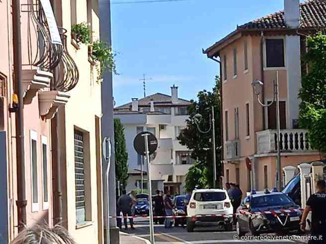 Femminicidio a Fossalta di Portogruaro, guardia giurata strangola la moglie e si uccide - Corriere della Sera
