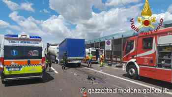 Schianto in autostrada: muore una donna, 5 feriti - La Gazzetta di Modena
