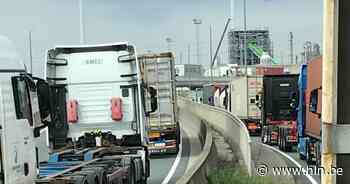 Honderden trucks en personenwagens staan vast op linkeroever - Het Laatste Nieuws