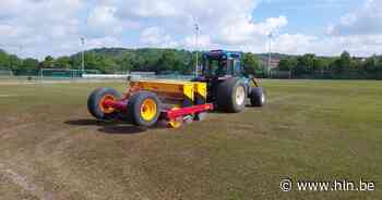 Groot jaarlijks onderhoud voor natuurgrasvelden sportterreinen stad Leuven: “Droogte en engerlingen vormen de grootste uitdaging.” - Het Laatste Nieuws