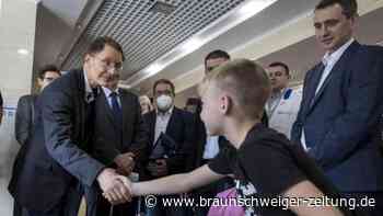 Lauterbach in der Ukraine: Medizin-Hilfe für Schwerverletzte