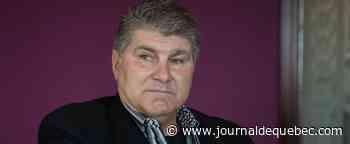 Raymond Bourque appuie Joe Sakic et l’Avalanche