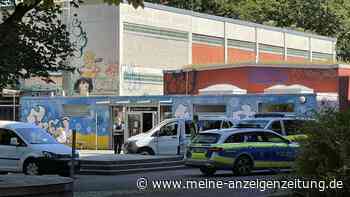 Angriff in Schule: Frau und Kind „schwer verletzt“ – Polizei veröffentlicht Täter-Beschreibung