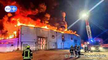 Rathenow: Feuerwehr dankt für Einsatz bei Großfeuer im März, als Halle brennt - Märkische Allgemeine Zeitung