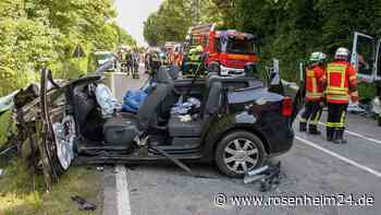 Auto prallt gegen Lkw: Fahrer aus Rosenheim und Beifahrer schwer verletzt in Klinik geflogen
