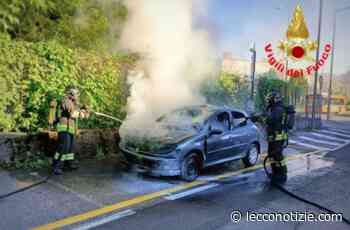 Lecco, auto in fiamme in via dell'Eremo: intervento i Vigili del Fuoco - Lecco Notizie
