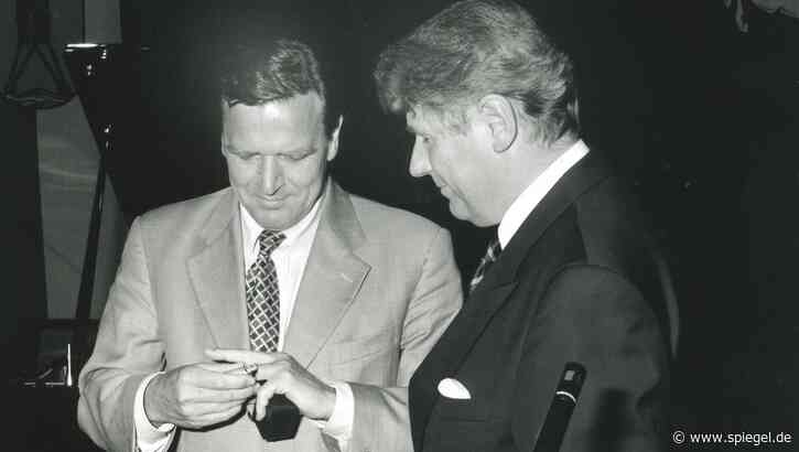 Cuxhaven verlangt Auszeichnung von Altkanzler Schröder zurück: Hallo Gerd, wo ist der Ring? - DER SPIEGEL