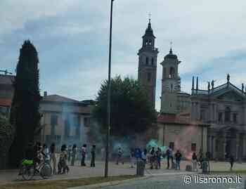 Ultimo giorno di scuola a Saronno: caroselli, polvere colorata, fumogeni e… arriva la polizia locale - ilSaronno