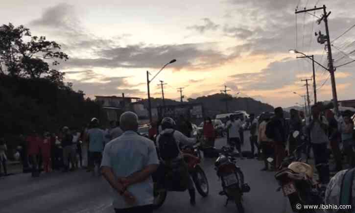 Familiares de jovem atropelado por ambulância de Candeias protestam na BA-522 - iBahia
