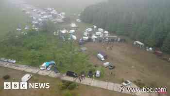 Several hundred remain at illegal rave site in Cornwall - BBC