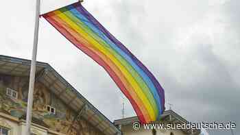 Geretsried hisst die Regenbogenfahne - Bad Tölz-Wolfratshausen - SZ.de - Süddeutsche Zeitung - SZ.de
