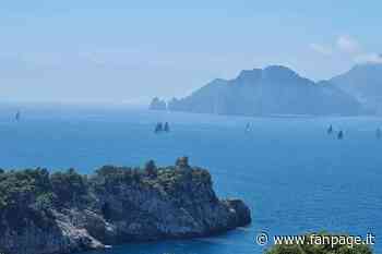 Barca piena di turisti affonda a Massa Lubrense, 13 passeggeri finiscono in mare - Fanpage.it