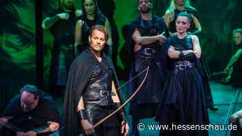 Musicalpremiere "Robin Hood" in Fulda: Ein anfangs zerrissener, dann kraftvoller Held - hessenschau.de