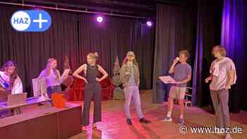 Theater-AG der KGS Hemmingen probt für das Stück „Flammende Herzen“ - HAZ