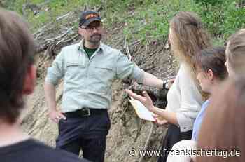 Schüler im Einsatz: Das Frankenwald-Gymnasium Kronach zeigt Engagement für die Zukunft des Frankenwaldes und beteiligt sich mit einem Projekt am Waldumbau. - Fränkischer Tag