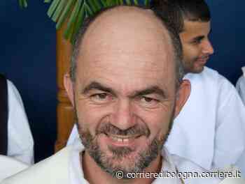 Cento, don Paolo organizza le veglie per le vittime di omotransfobia. Arcigay: «Va sostenuto» - Corriere