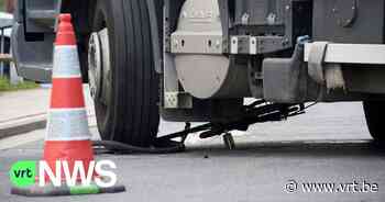 Fietser (77) zwaargewond na dodehoekongeval met vrachtwagen in Menen - VRT NWS