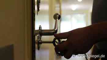 Prozess gegen suspendierte JVA-Beamte: Blutergüsse am Oberkörper - DER SPIEGEL